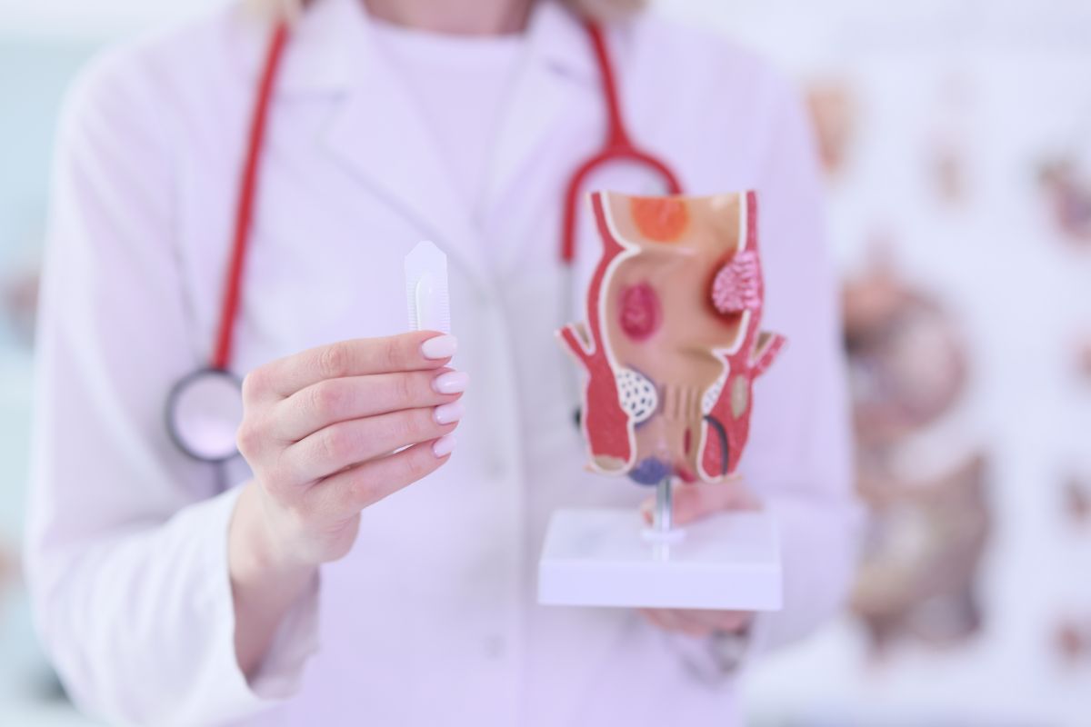 docteur arabe expliquant les crises Hémorroïdes